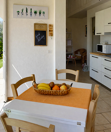 Cucina luminosa della Villetta Gelsomino a Bardolino, ideale per colazioni e pranzi in famiglia