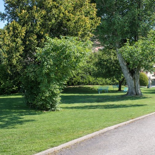 Giardino verde del Villaggio Panoramico a Bardolino, perfetto per famiglie e relax