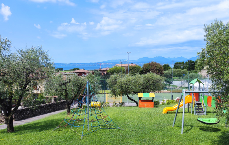 Parco giochi con vista lago a pochi passi da Villetta Gelsomino Bardolino