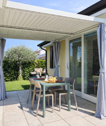 Patio coperto con pergola della Villetta Gelsomino a Bardolino, ideale per colazioni, pranzi e cene in famiglia all'aperto.