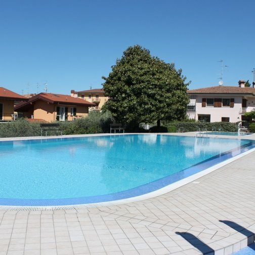 Piscina del residence Villaggio Panoramico a Bardolino, Lago di Garda