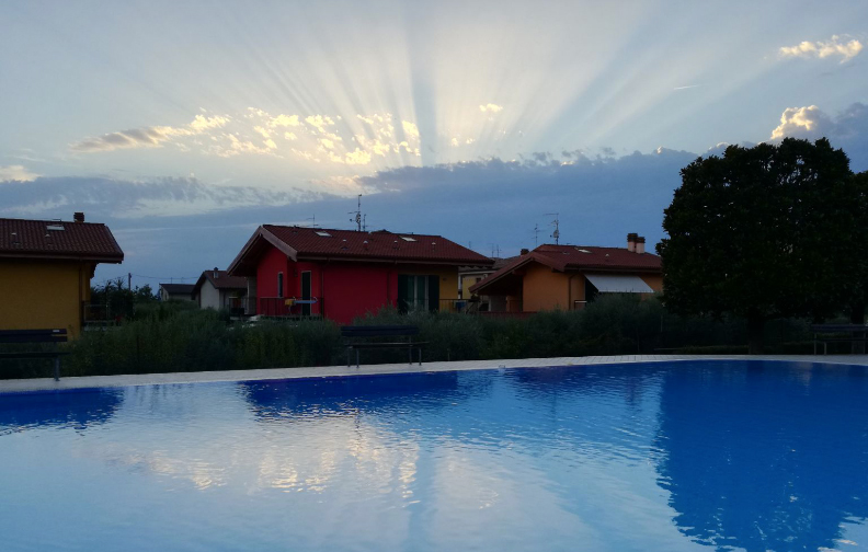 Piscina al tramonto nel Residence Villaggio Panoramico in cui è immersa Villetta Gelsomino Bardolino