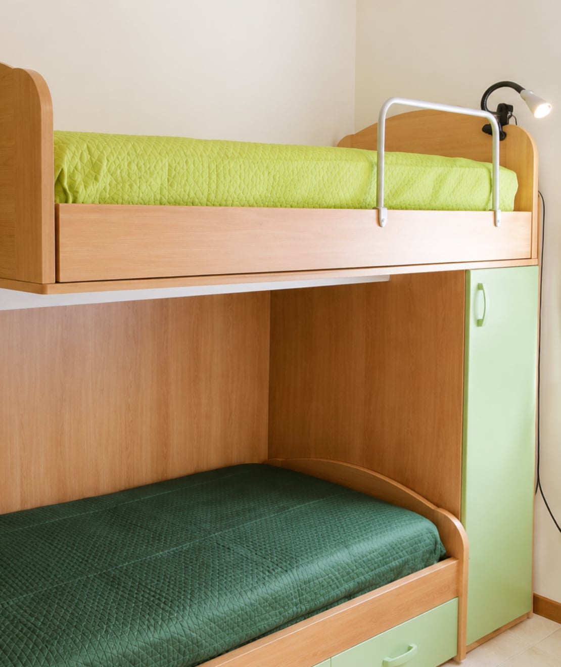 Camera con letto a castello e armadi capienti in legno di Villetta Gelsomino ideale per bambini e famiglie
