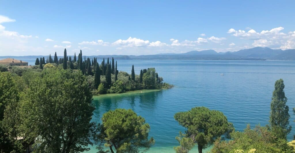 Vista panoramica del Lago di Garda con campanile e fiori a Bardolino