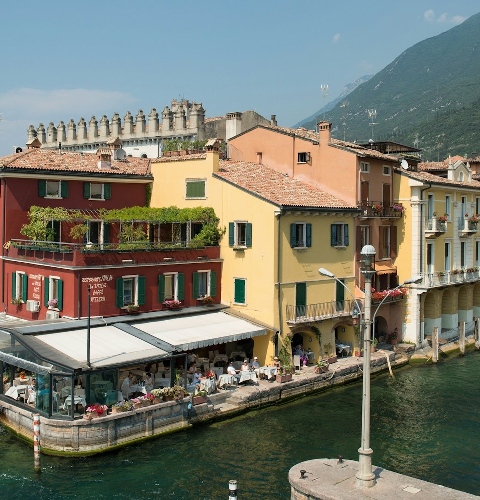 Edifici colorati e ristoranti sul Lago di Garda.